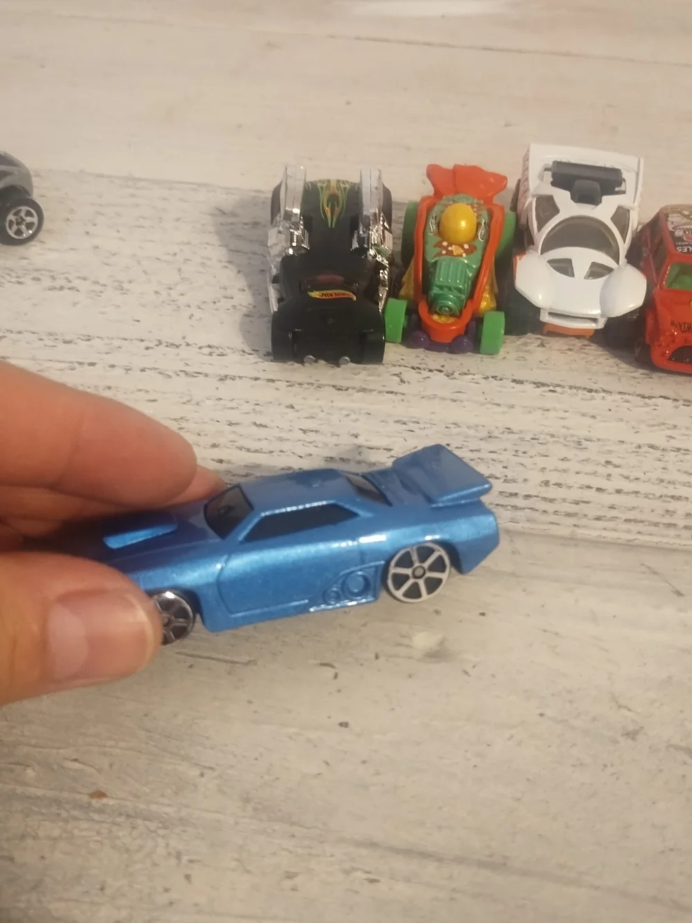 Mixed brand lot 8 vehicles 4 hot wheels 1 maisto 1 daron 1 matchbox